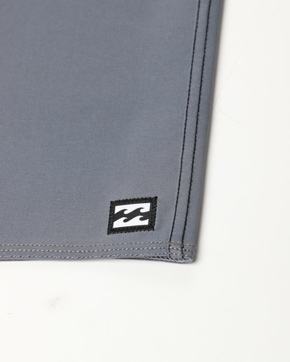 2 Momentum X Short 17'' Boardshorts Black L1BS06BIF8 Billabong