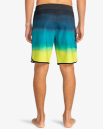 4 73 Fade Pro - Performance-Boardshorts für Männer Schwarz EBYBS00105 Billabong