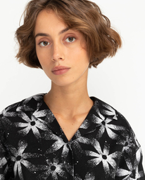4 Kana Flowers 2022 - Kurzärmliges Hemd für Frauen Schwarz F3SHA1ELF2 Element