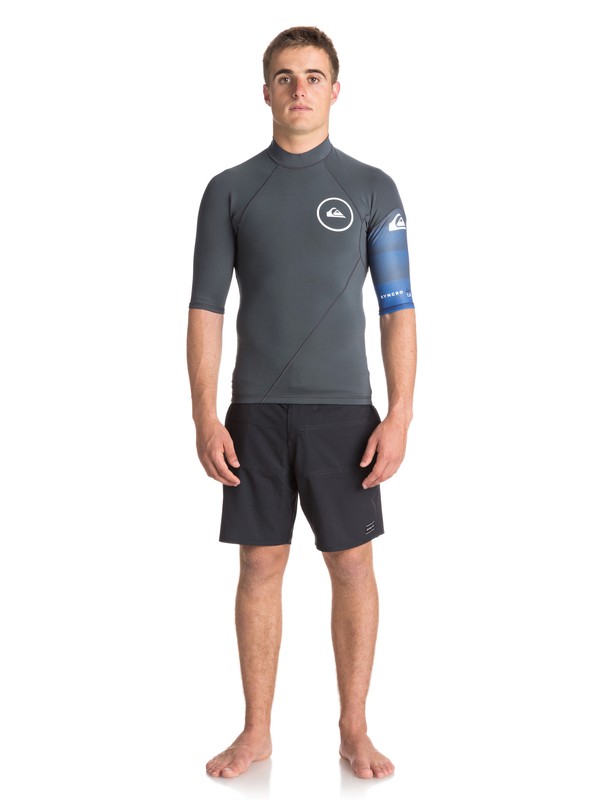 quiksilver, 1mm Syncro Series - Kurzarm-Neopren-Oberteil für Männer, GUN METAL/ HV ROYAL/ WHITE (xkpw) 0 1mm Syncro Series - Kurzarm-Neopren-Oberteil für Männer Schwarz EQYW903003 Quiksilver