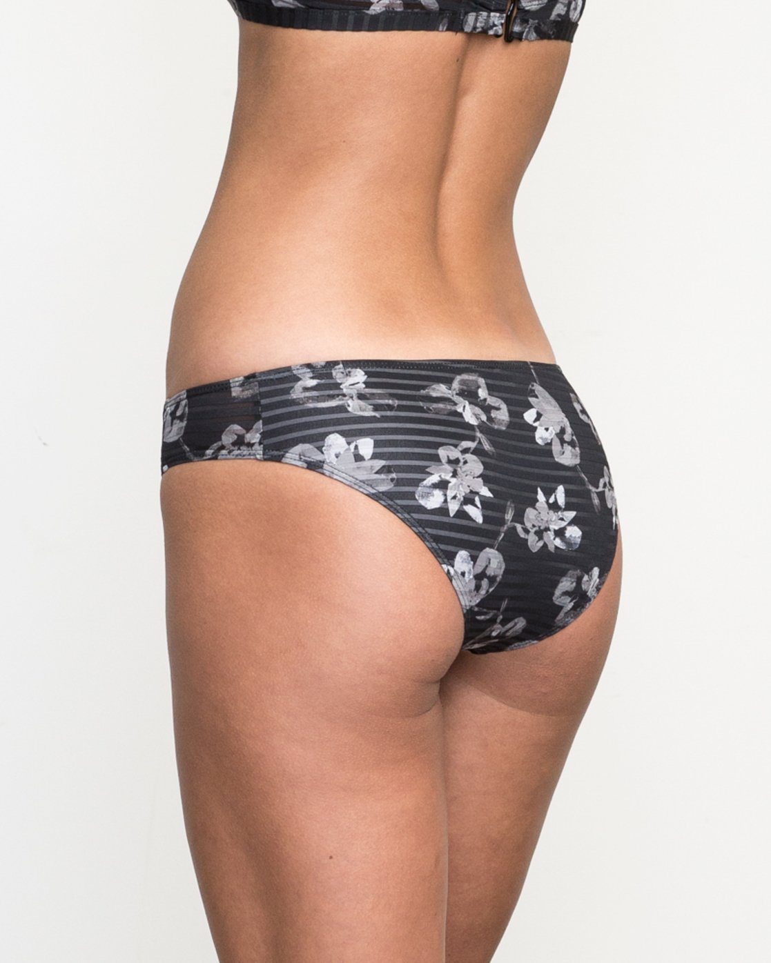 0 IN BLOOM MEDIUM  C3SWSYRVP7 RVCA