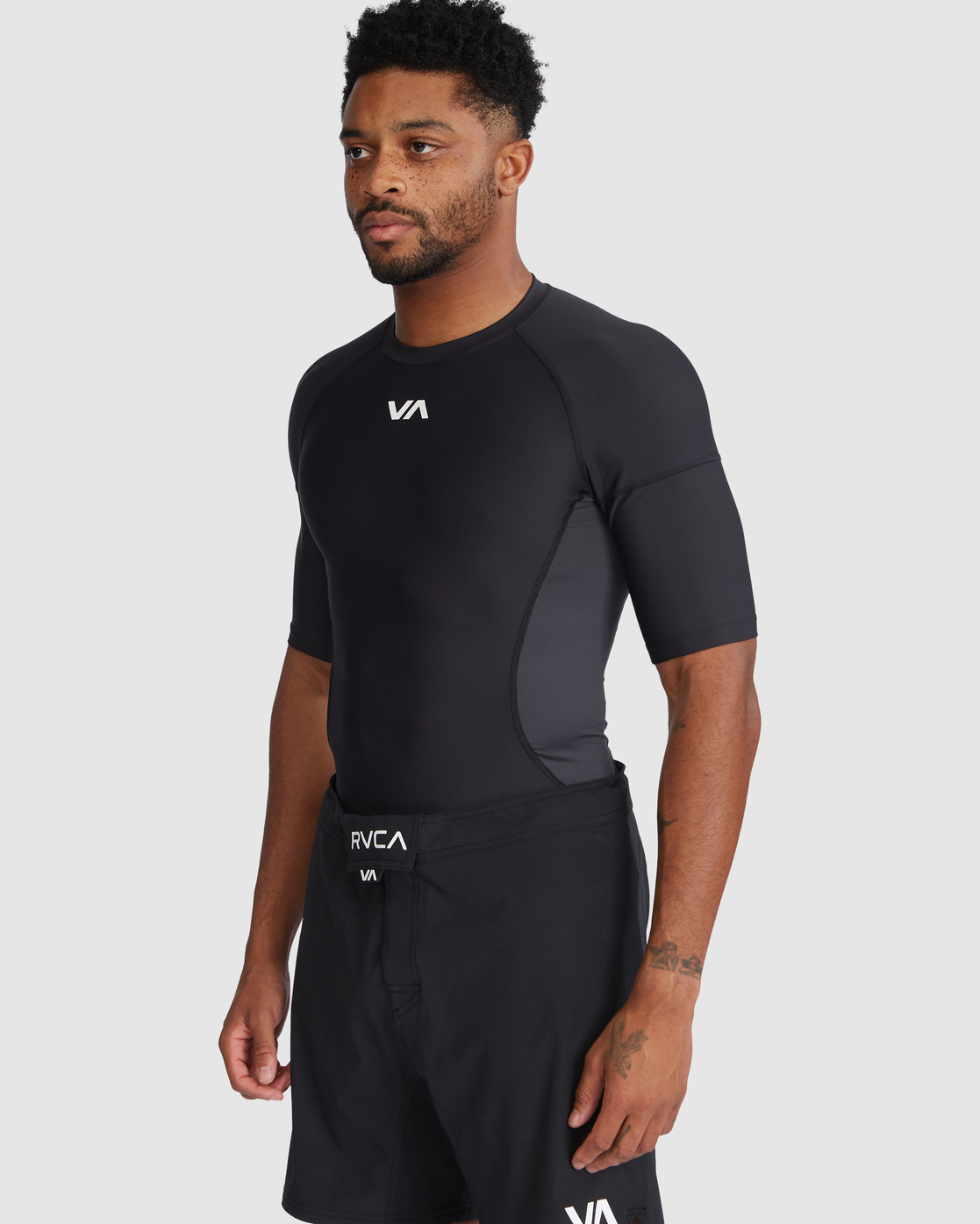 COMPRESSION SHORT SLEEVE SHIRT 9352315327992 | RVCA