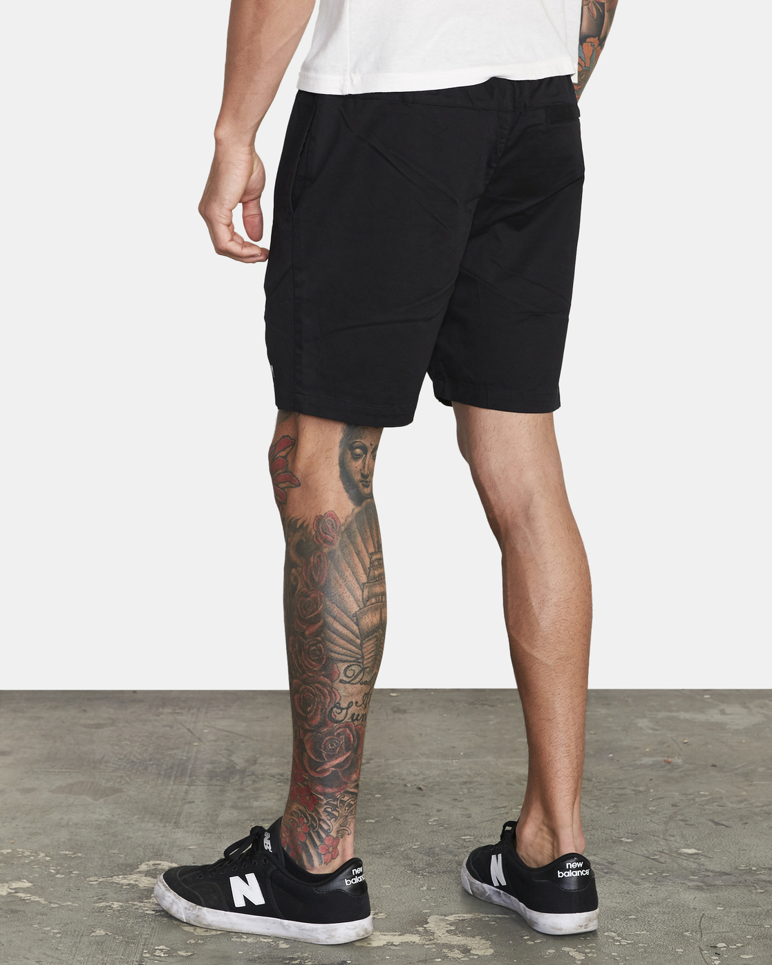 black athletic shorts without pockets