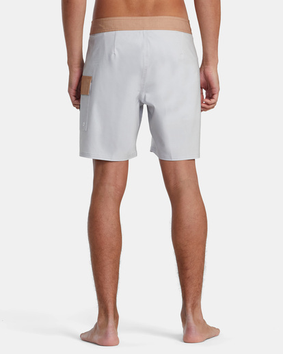 2 Strider Trunks 17" White AVYBS00274 RVCA
