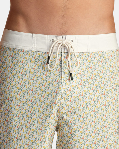 9 Freeport Boardshorts  16" White AVYBS00331 RVCA