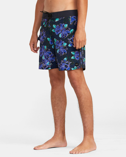 4 Restless Boardshorts 17" Black M10625RT RVCA