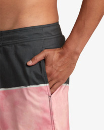 7 County Boardshorts 18" Red AVYBS00120 RVCA
