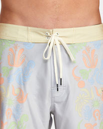 7 Strider Trunks 17" White AVYBS00274 RVCA