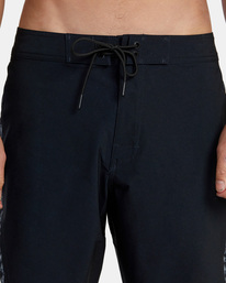 8 Hawaii Horton Apex 19" Boardshorts Black AVYBS00284 RVCA