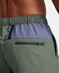 8 Outsider Packable Elastic Walkshorts 17" Green AVYWS00147 RVCA