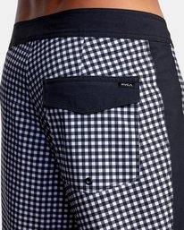 7 Apex Boardshorts 18" Black M1042RLT RVCA