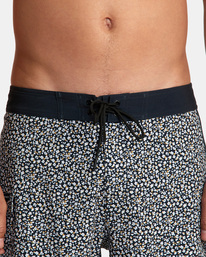 8 Restless Boardshorts 17" Black M10625RT RVCA