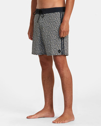4 Restless Boardshorts 17" Black M10625RT RVCA