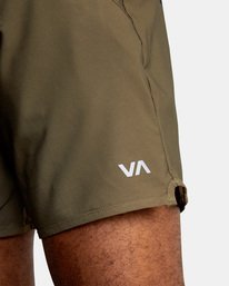 4 Yogger Stretch Elastic Waist Shorts 17" Brown V201TRYS RVCA