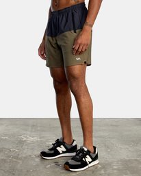 5 Yogger Stretch Elastic Waist Shorts 17" Brown V201TRYS RVCA