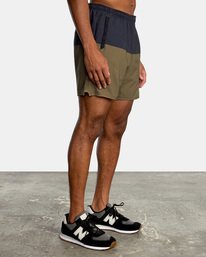 7 Yogger Stretch Elastic Waist Shorts 17" Brown V201TRYS RVCA