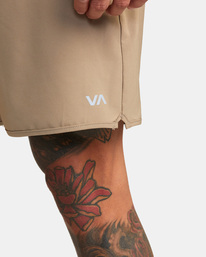 3 Yogger Stretch Elastic Waist Shorts 17" Grey V201TRYS RVCA