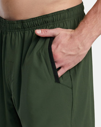 6 Yogger Stretch Elastic Waist Shorts 17" Brown V201TRYS RVCA
