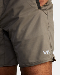 2 Yogger IV Elastic Waist Shorts 17" Multicolor V2091YGR RVCA